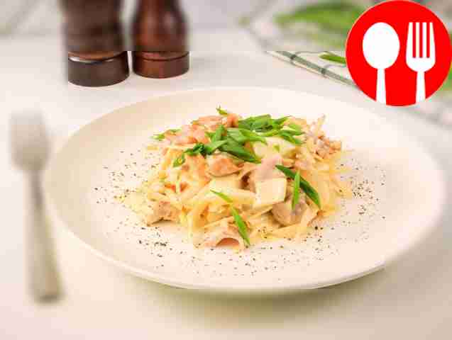 Салат с копченой грудкой и ананасами