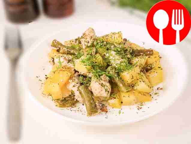 Картофель, запеченный с курицей, грибами и стручковой фасолью
