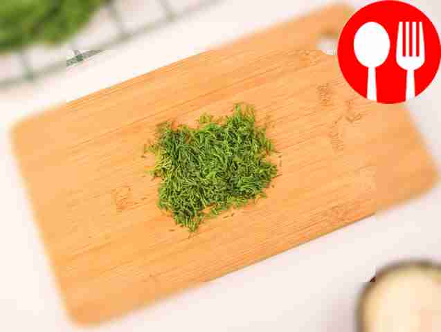 Порежьте картофель маленькими кубиками, грибы...