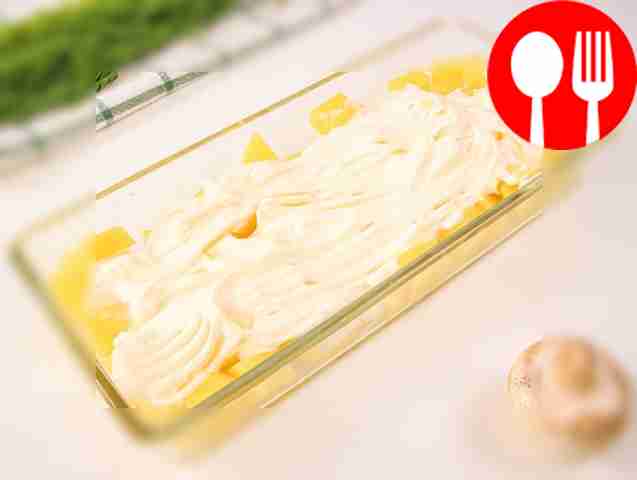 Слегка смажьте форму для запекания...