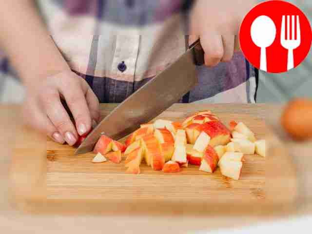 Нарежьте яблоко кубиками размером по 1 см.