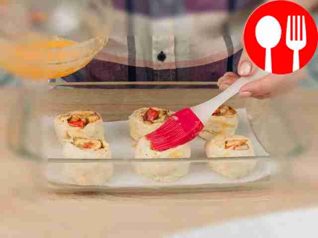 Взбейте яйцо и смажьте им слойки.