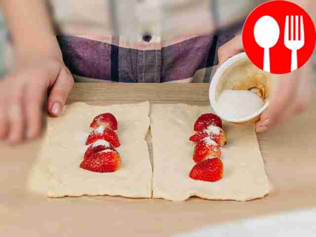 Раскатайте слоёное тесто до толщины 3–4 мм,...