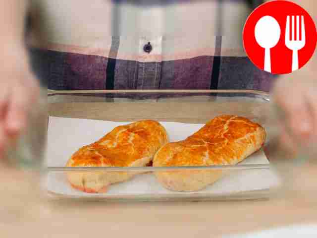 Поместите слойки в духовку и выпекайте 15–20...