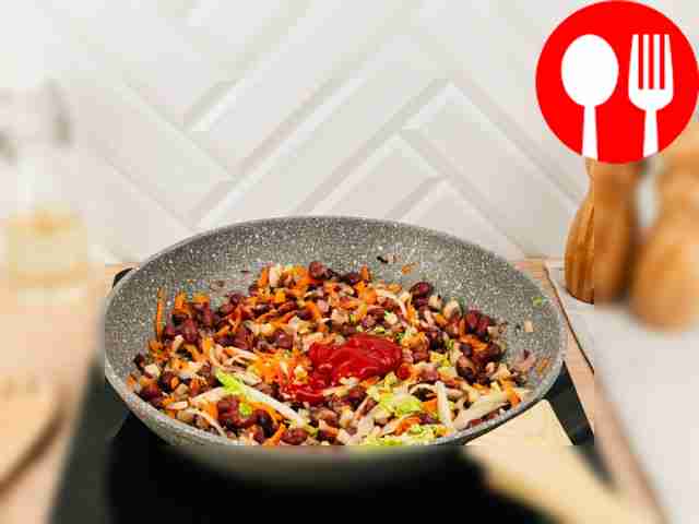 Add red beans, Chinese cabbage and tomato...