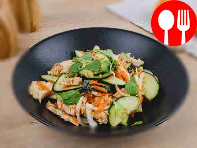 Салат из огурцов и куриной грудки