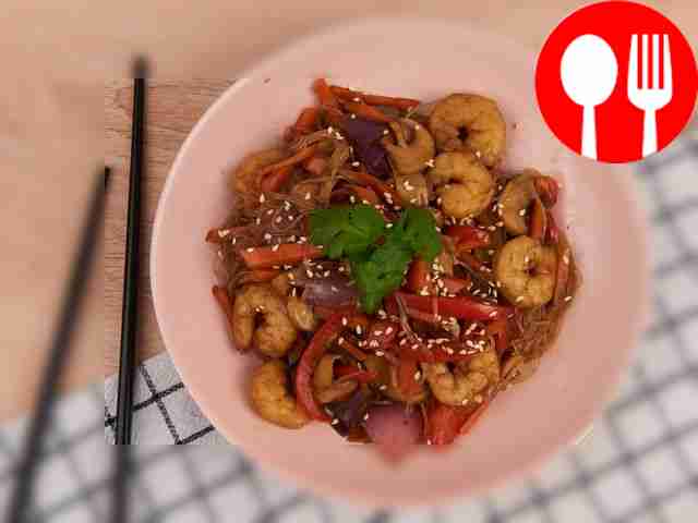 Лапша вок в соусе с тигровыми креветками и шампиньонами