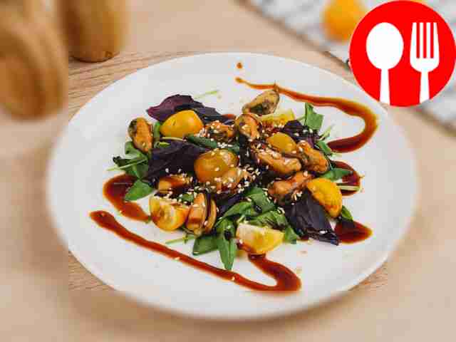 Салат с мидиями, шпинатом и базиликом