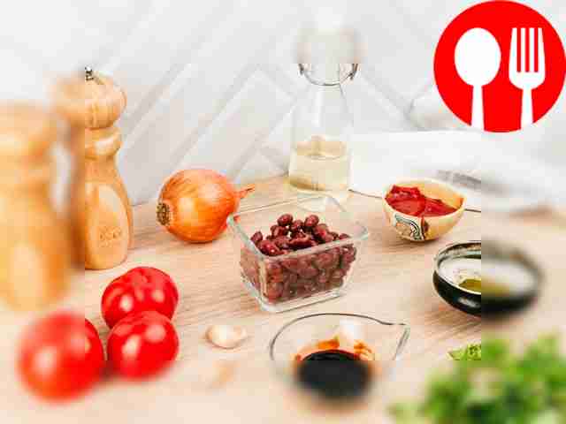 Peel the onion and garlic. Rinse the tomatoes...