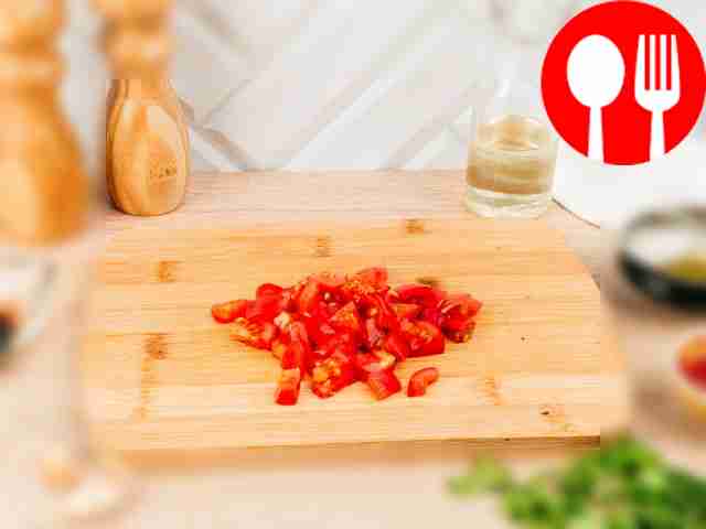 Finely chop the tomatoes, onions and garlic.