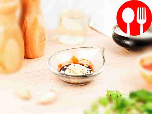 Place the garlic in a bowl and mix with vinegar.