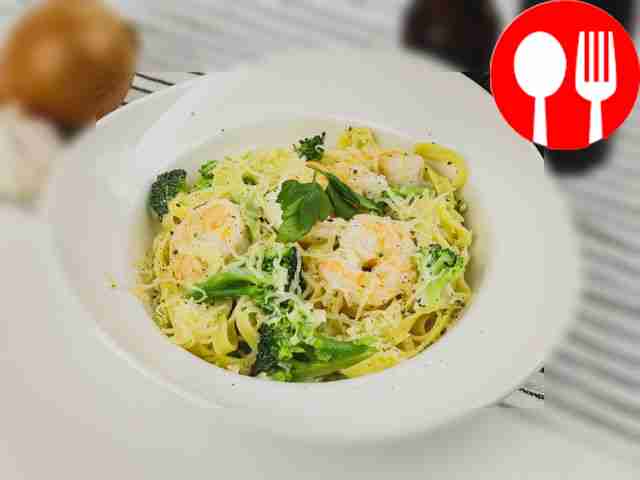 Паста с брокколи и креветками