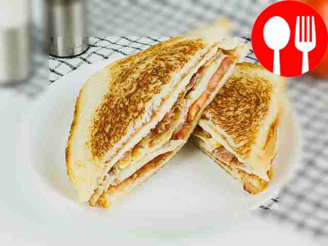 Сэндвич с беконом и глазуньей