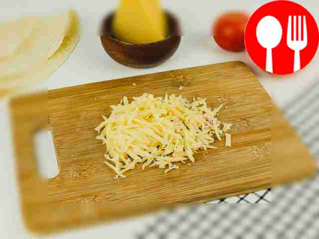 Потрите сыр на тёрке.
