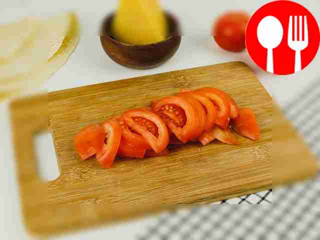 Нарежьте помидор тонкими ломтиками.