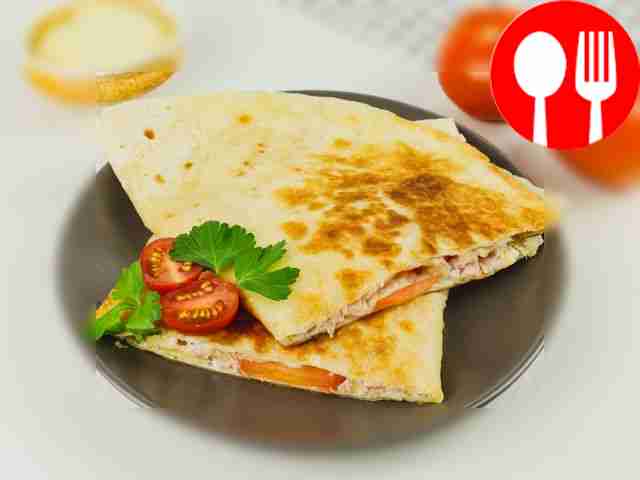 Лаваш с начинкой из колбасы, помидоры и сыра