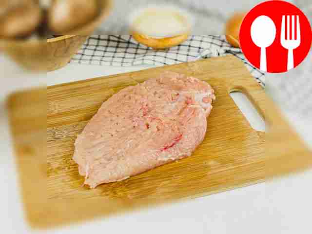 Разбейте филе курицы.