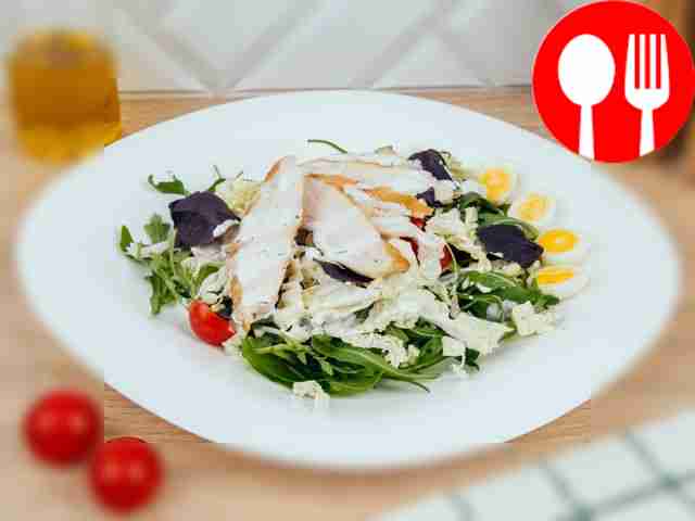 Салат с курицей в сливочно-сметанном соусе