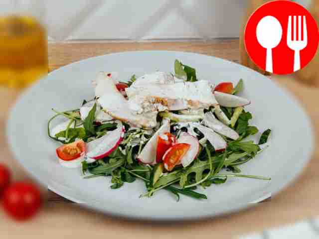 Салат с курицей и редисом в сметанном соусе