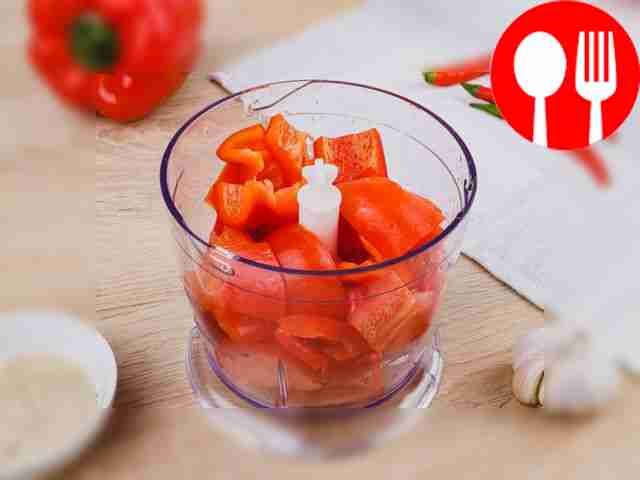 Измельчите нарезанные овощи в блендере.