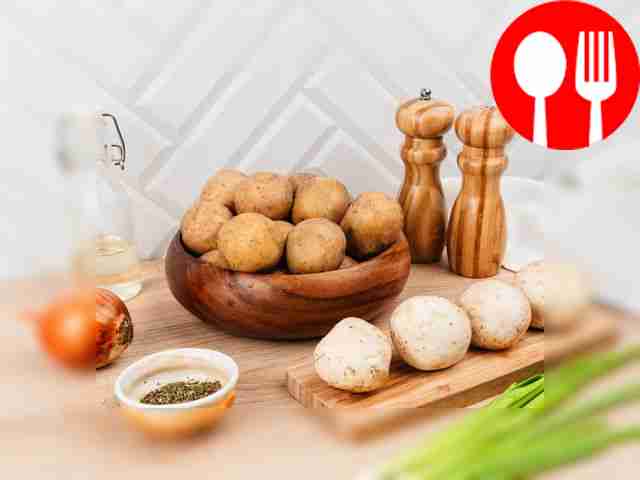 Peel the potatoes, put them in a saucepan,...