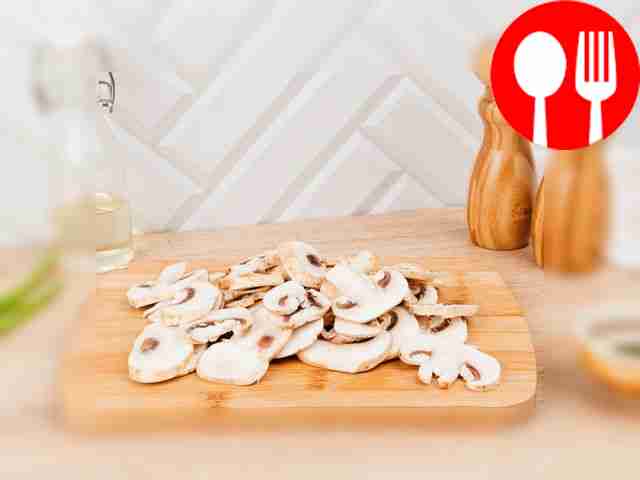 Cut the mushrooms into thin slices.