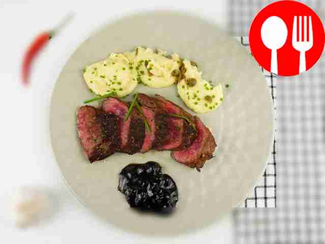 Стейк из говядины с картофельным пюре и луковым джемом