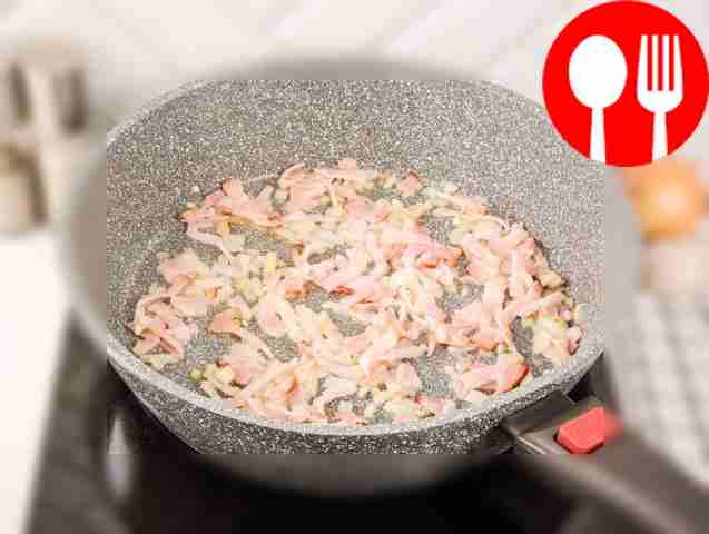 Лук и чеснок нарежьте мелко. Обжарьте их,...