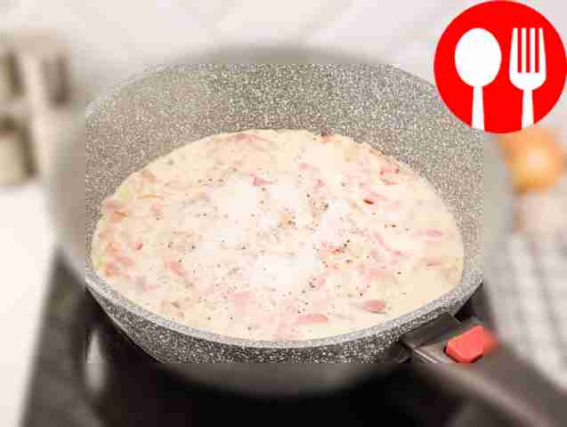 Снизьте огонь, добавьте специи и сливки.