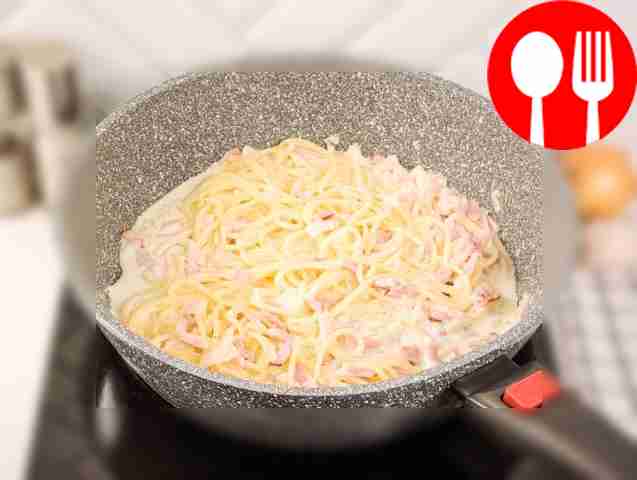 Положите спагетти в соус и внимательно перемешайте.