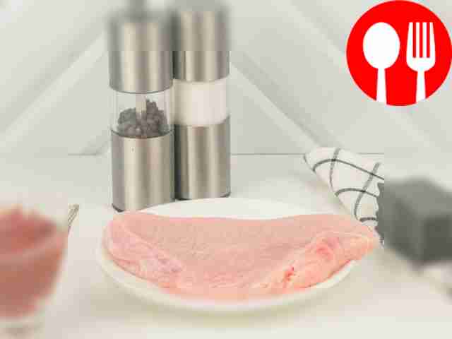 Prepare all ingredients. Rinse the turkey meat...