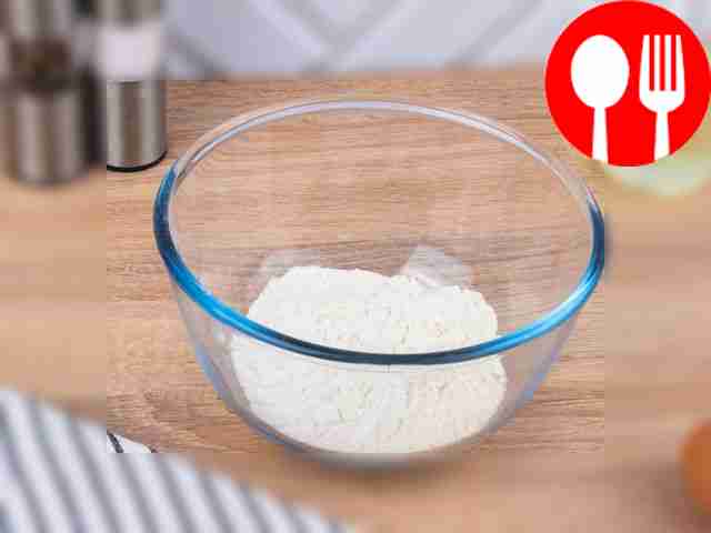 Возьмите глубокую тарелку и всыпьте в неё муку...