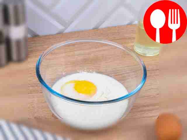 В содержимое добавьте молоко и соль.