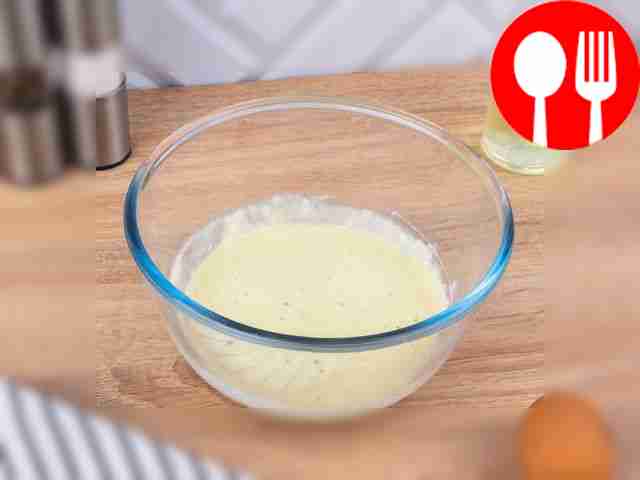 Соедините все ингредиенты кляра и взбейте их...