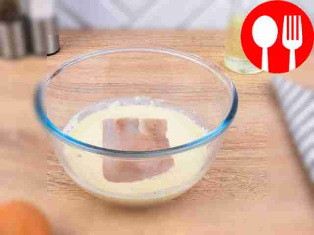 Поместите нарезанное филе минтая в кляр и...