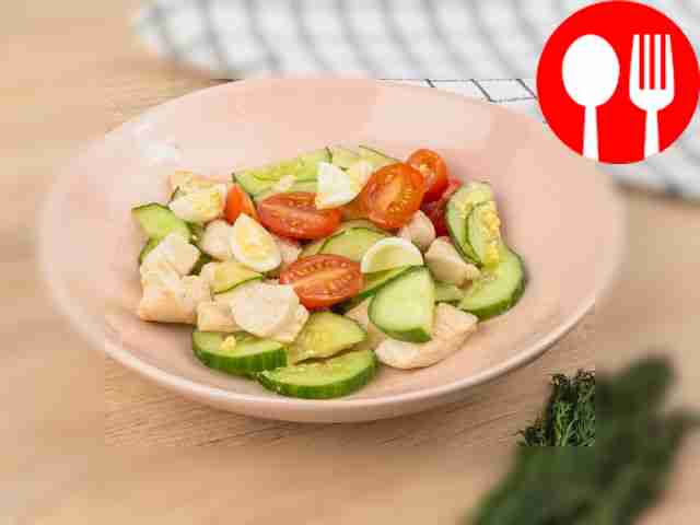 Salad with turkey and olive oil