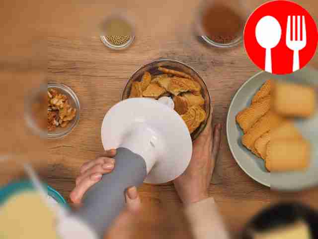 Для начала измельчите печенье. Сделать это...