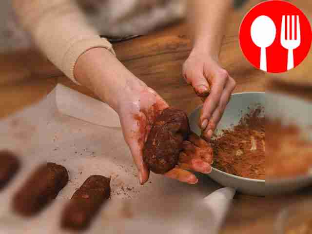 На отдельной тарелке разнесите какао-порошок....