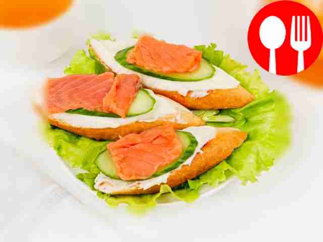 Bruschetta with salmon and cucumber