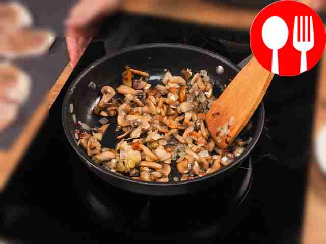 Prepare the roast. Cut the onion into cubes...