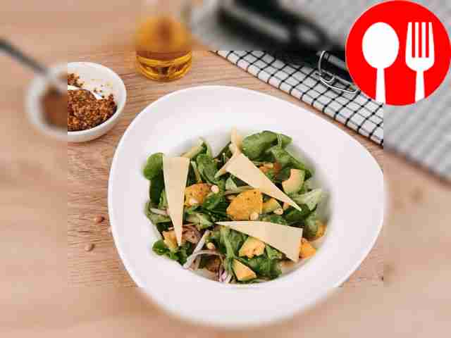 Salad with avocado, orange and honey dressing