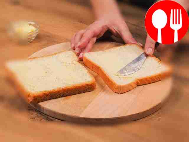 Расмажьте сливочное масло на одной стороне...