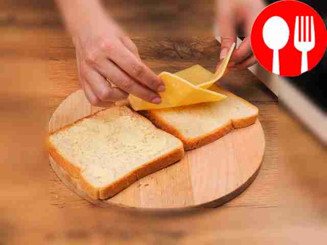 Разложите сыр на один ломтик хлеба (можно...