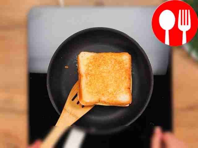 Обжарьте сэндвич на сковороде на умеренном...