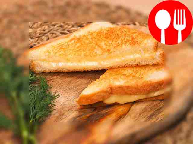 Блюдо можно подать, уложив его на красивую...