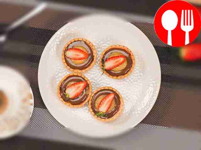 Tartlets with cream and chocolate