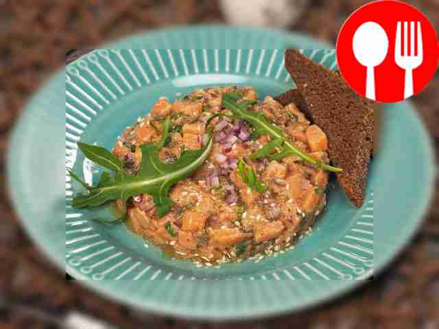 Salmon tartare with onions