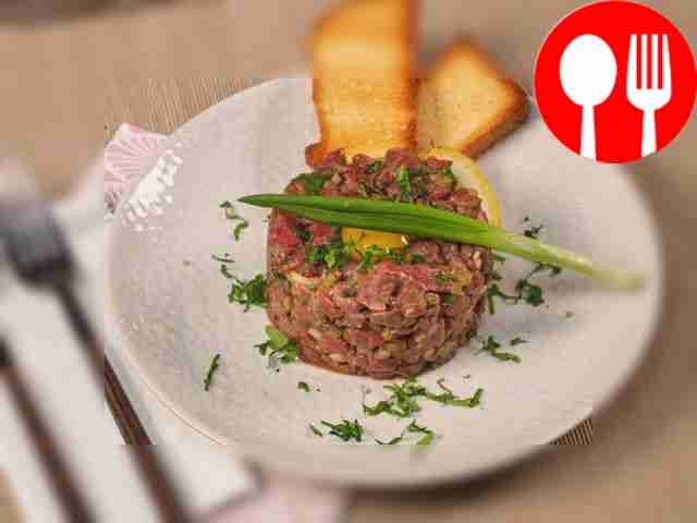 Тартар из говядины с репчатым луком и лимоном