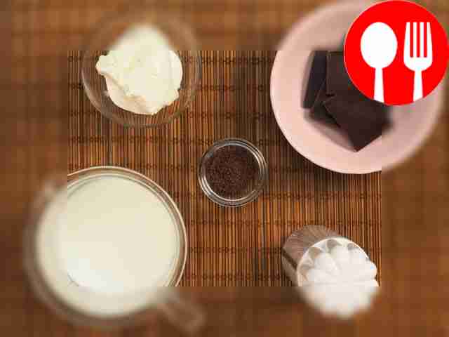 Уберите упаковку с мороженого. Банан тщательно...