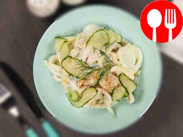 Готовый салат уложите на тарелку и украсьте...